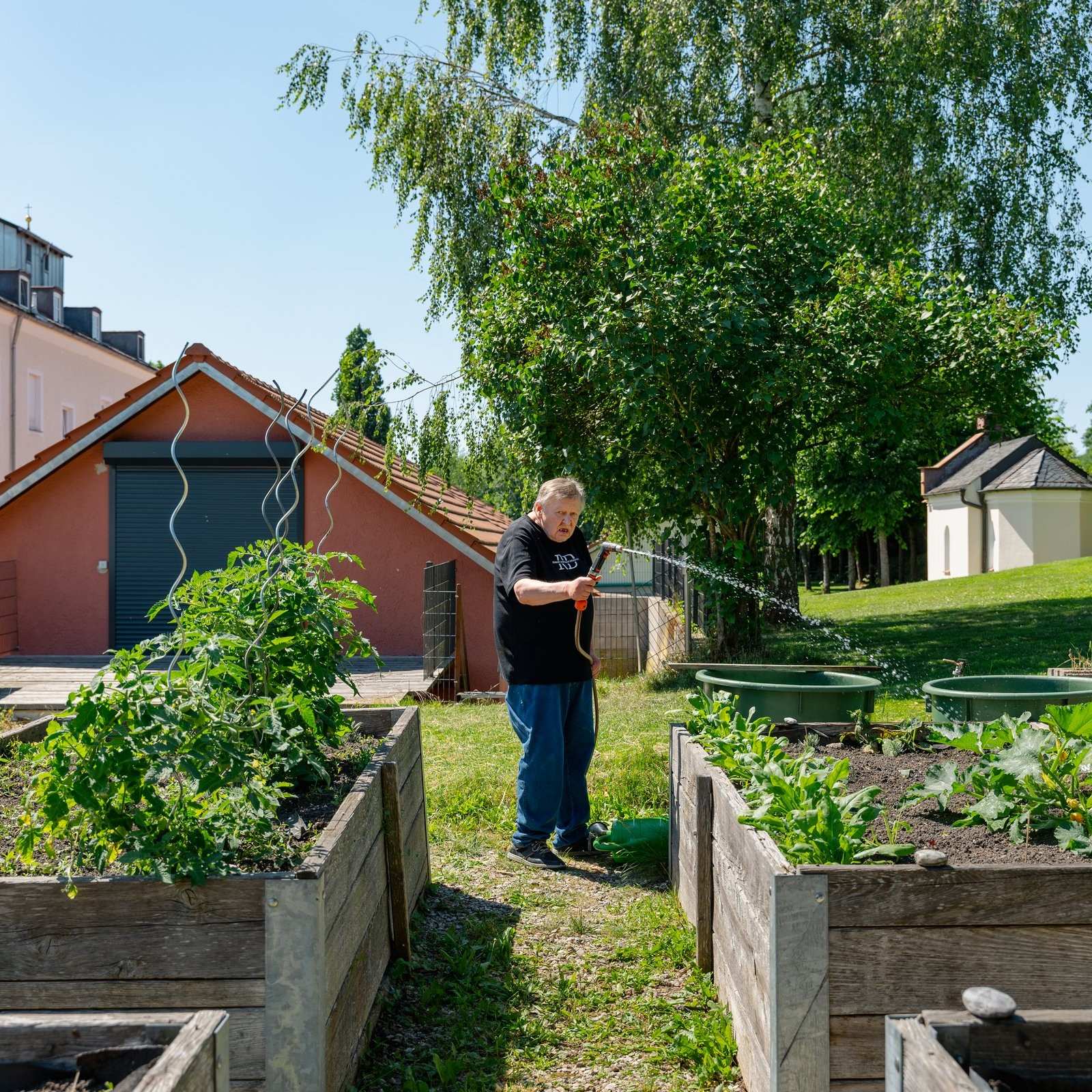 Gartenarbeit an den Hochbeeten