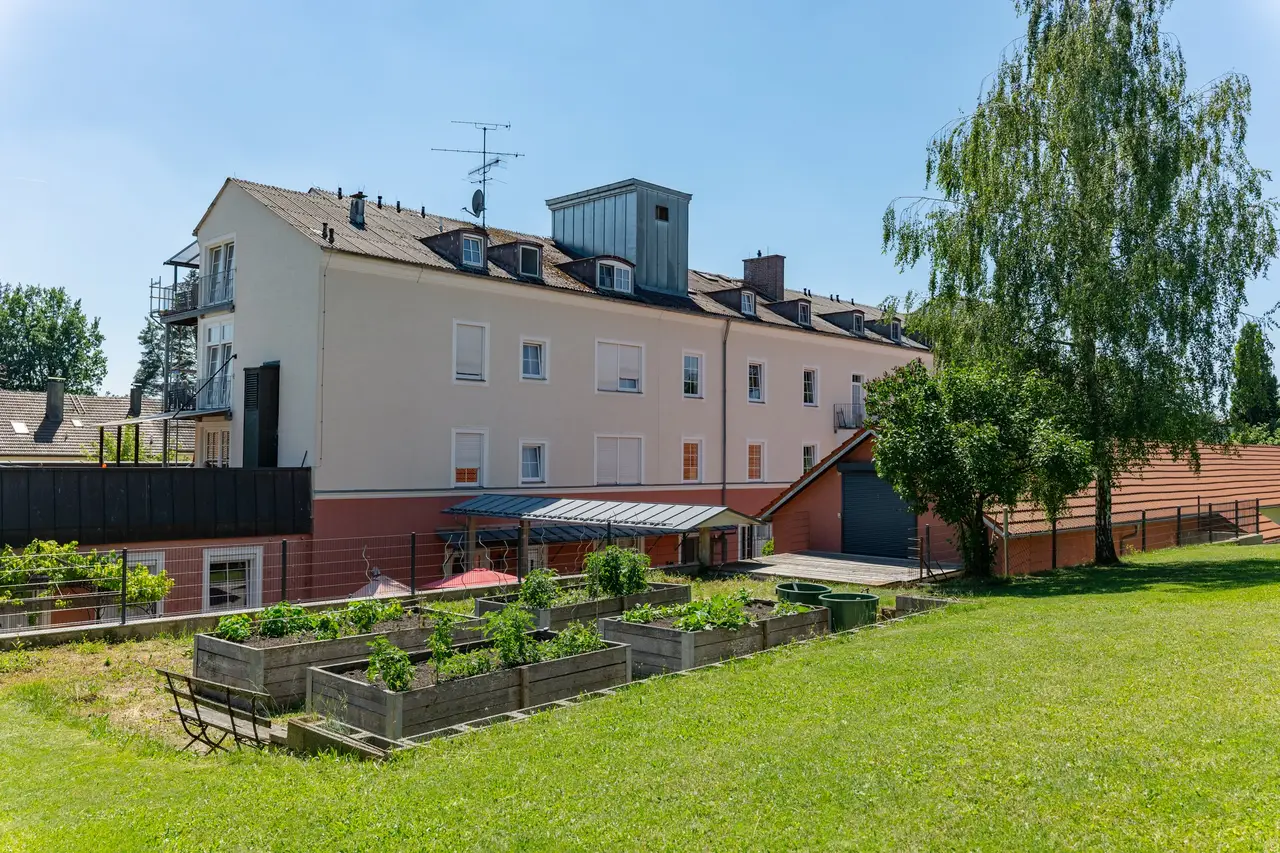 Garten mit Hochbeeten vor dem Pflegeheim St. Josef