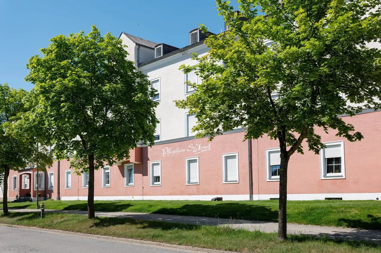 Pflegeheim St. Josef – Ansicht mit Schriftzug