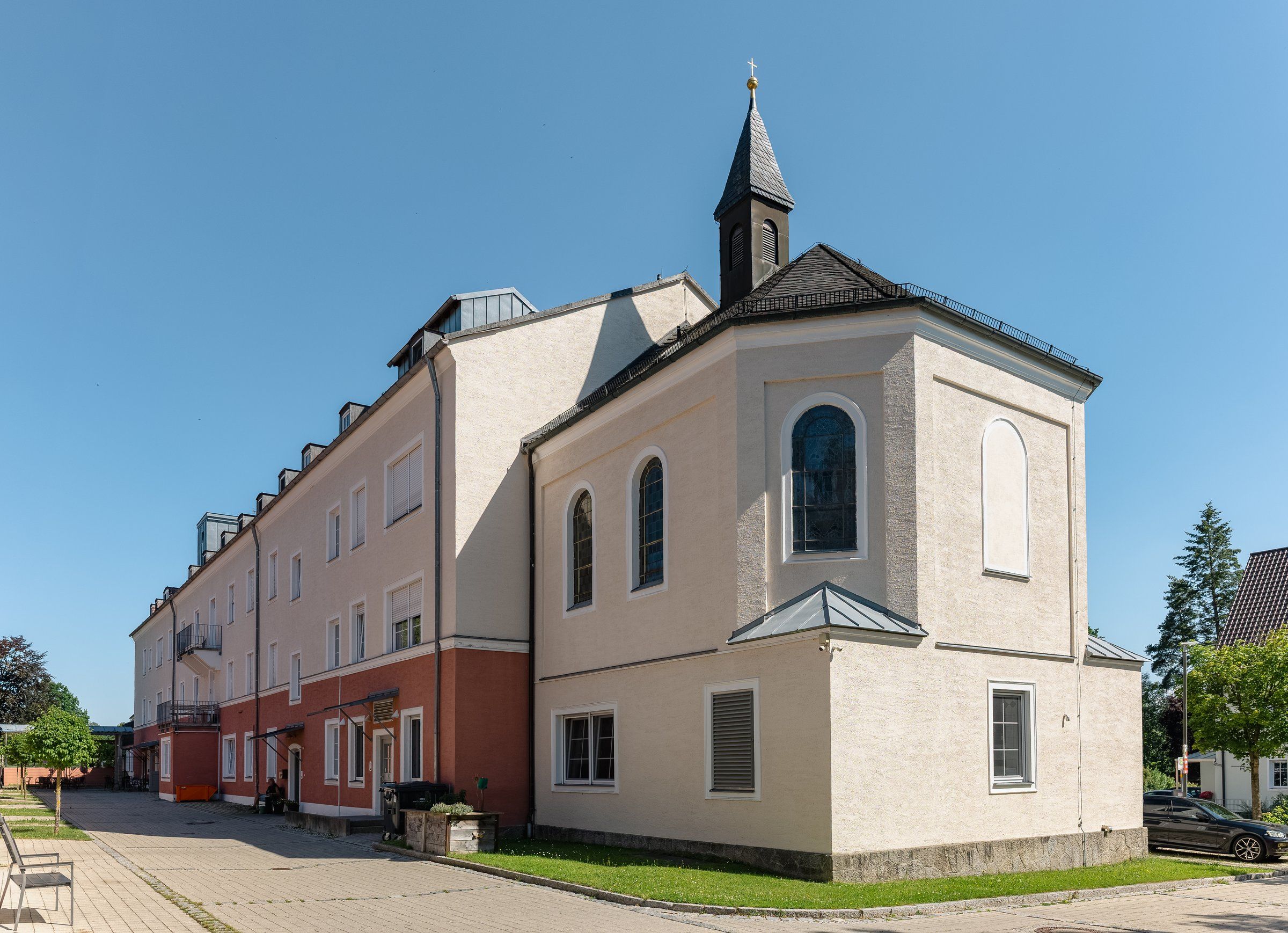 Pflegeheim St. Josef mit angrenzender Kirche