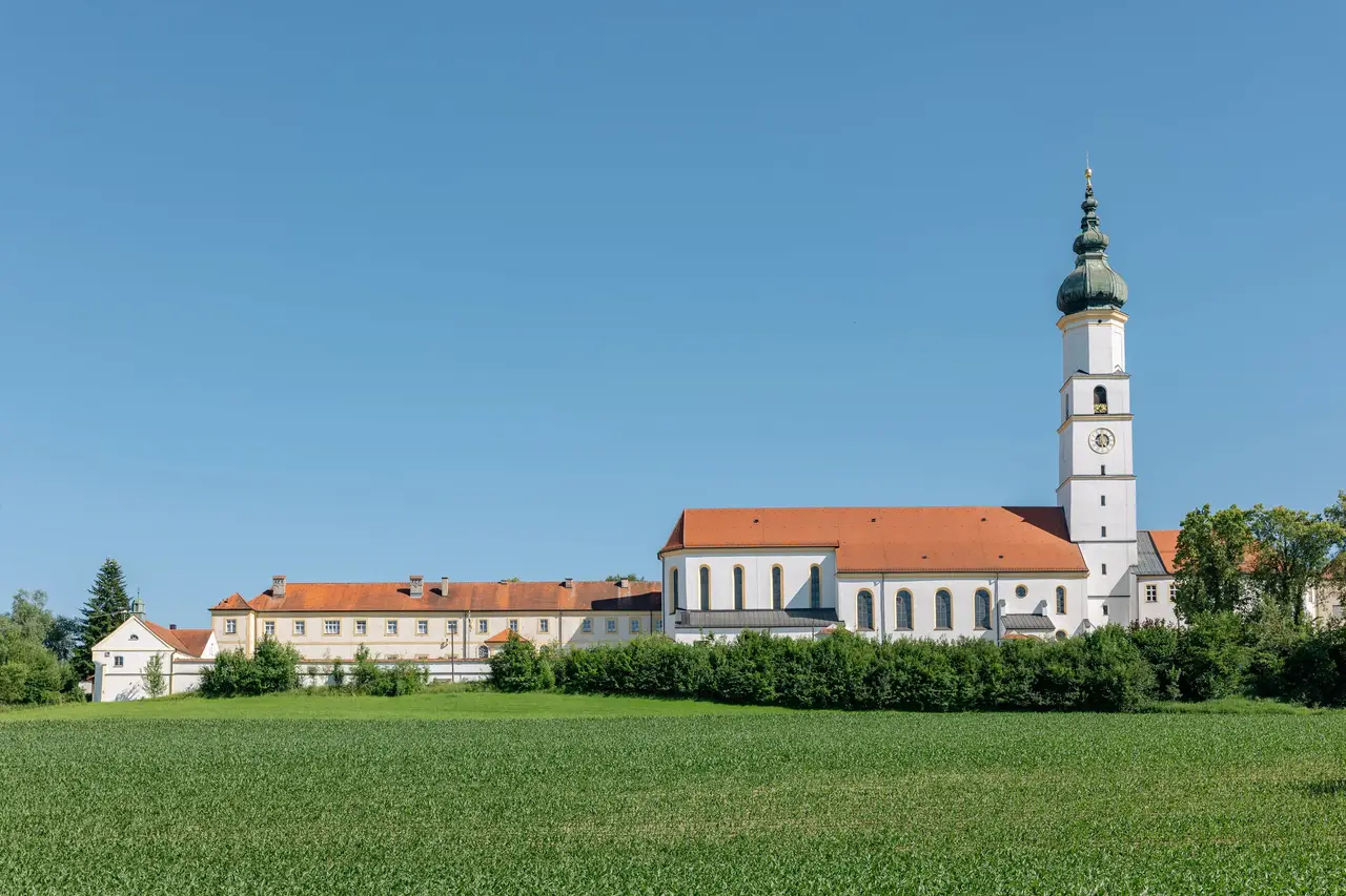 Blick über ein Feld auf Neumarkt-Sankt Veit mit dem Kirchturm
