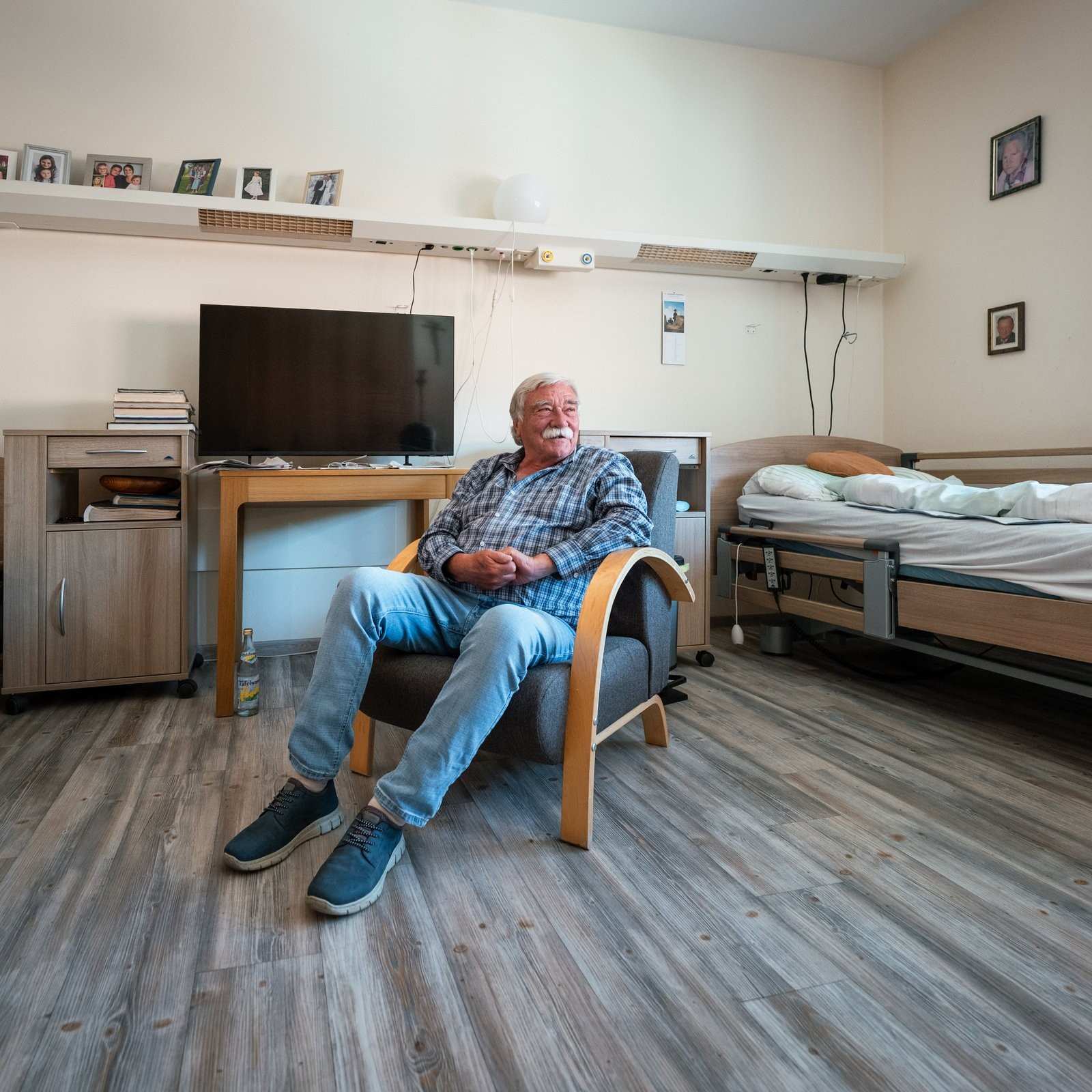 Bewohner in seinem Zimmer