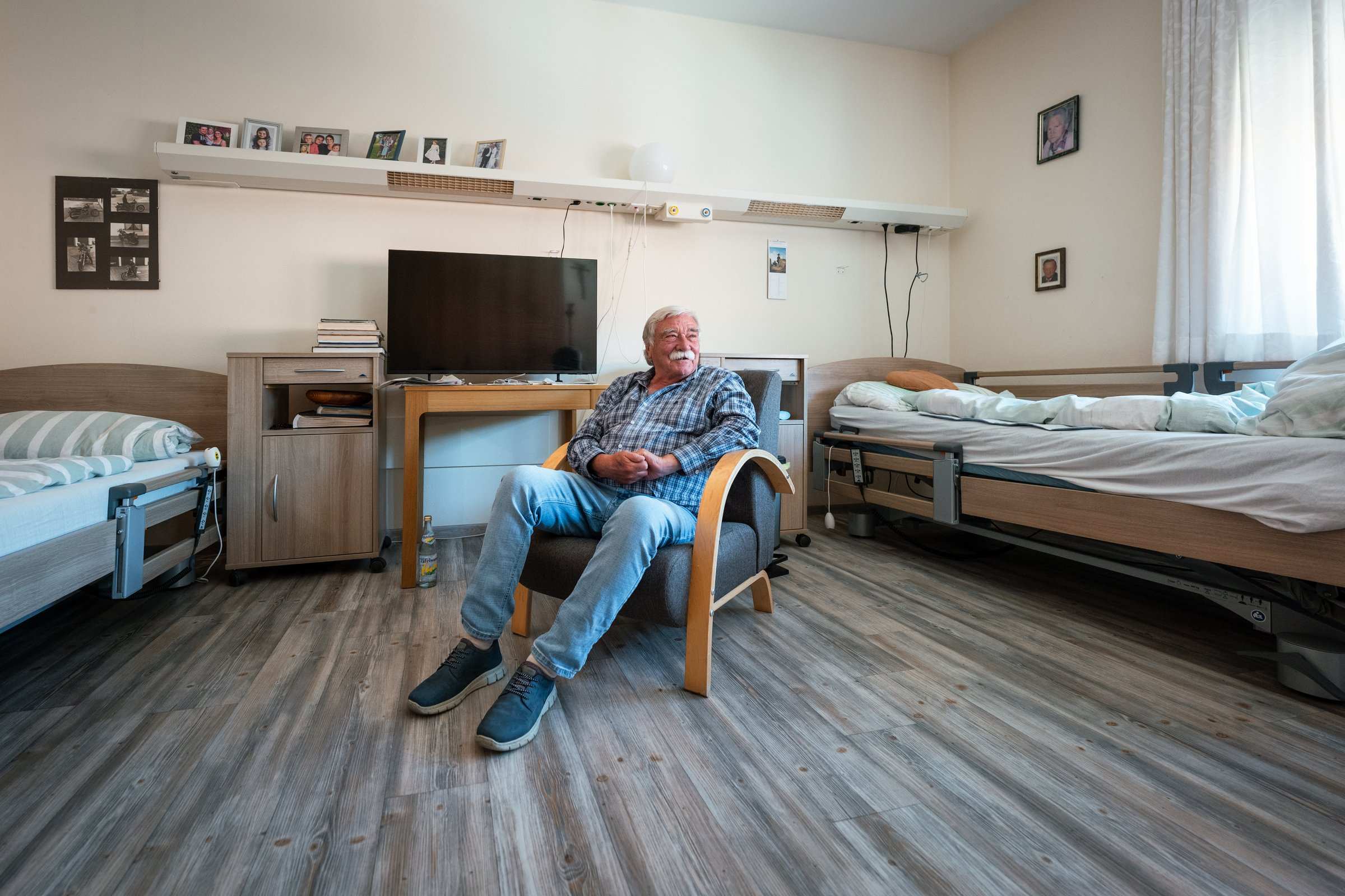 Bewohner in seinem Zimmer