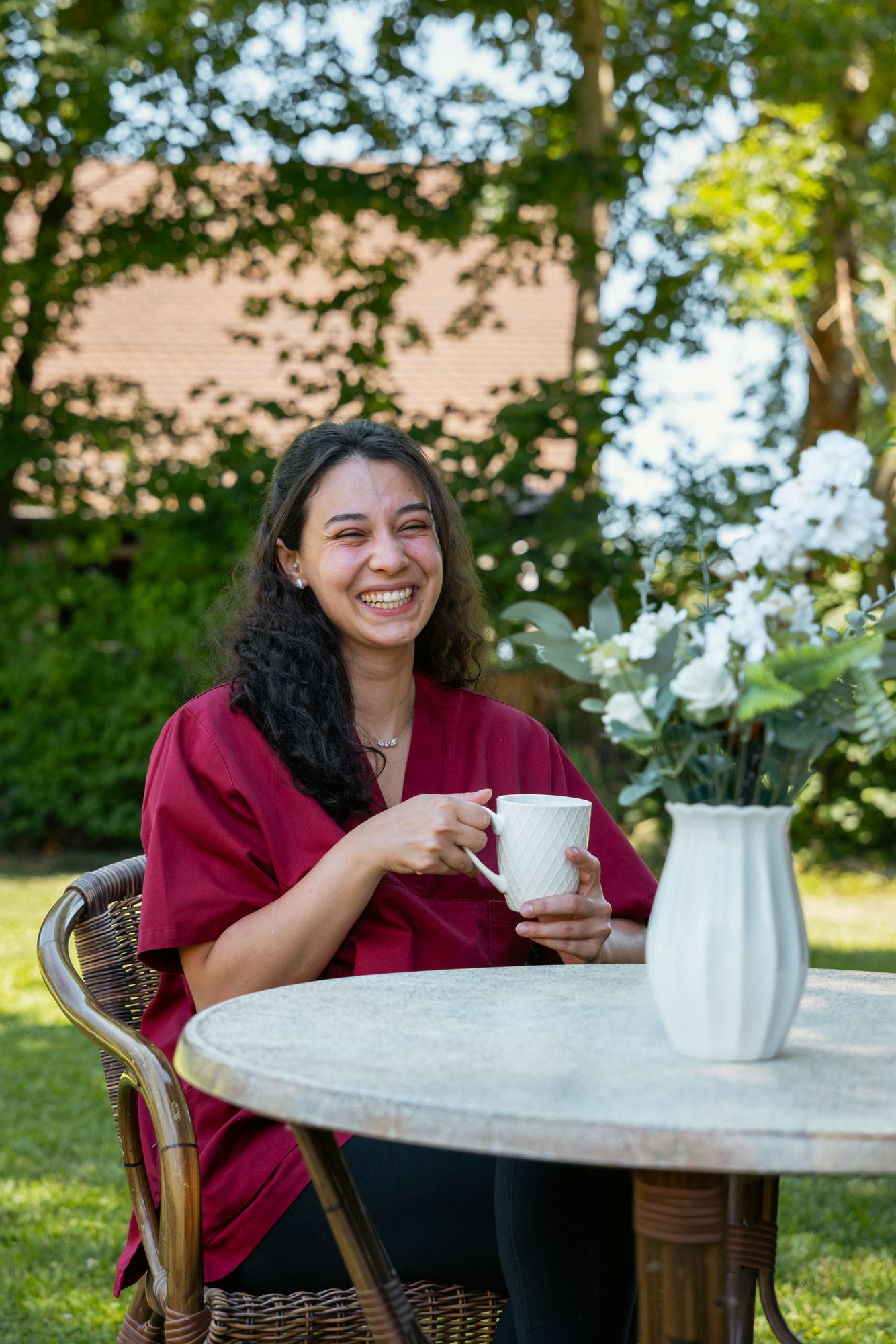 Pflegekraft in der Pause im Garten