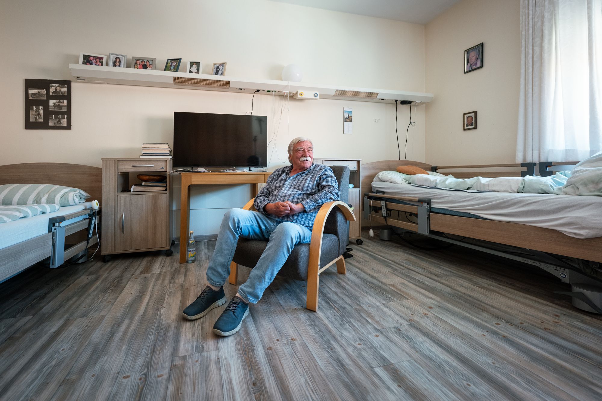 Bewohner in seinem Zimmer
