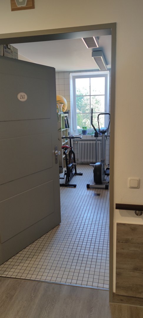 Fitnessraum mit Geräten